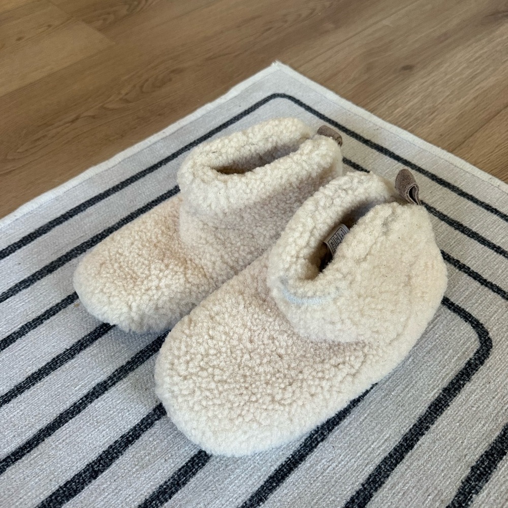 Eeek!🤩 UGG Sherling Little Kids Slippers - VGUC - Sz 5 BUT FITS MORE LIKE A 2-3